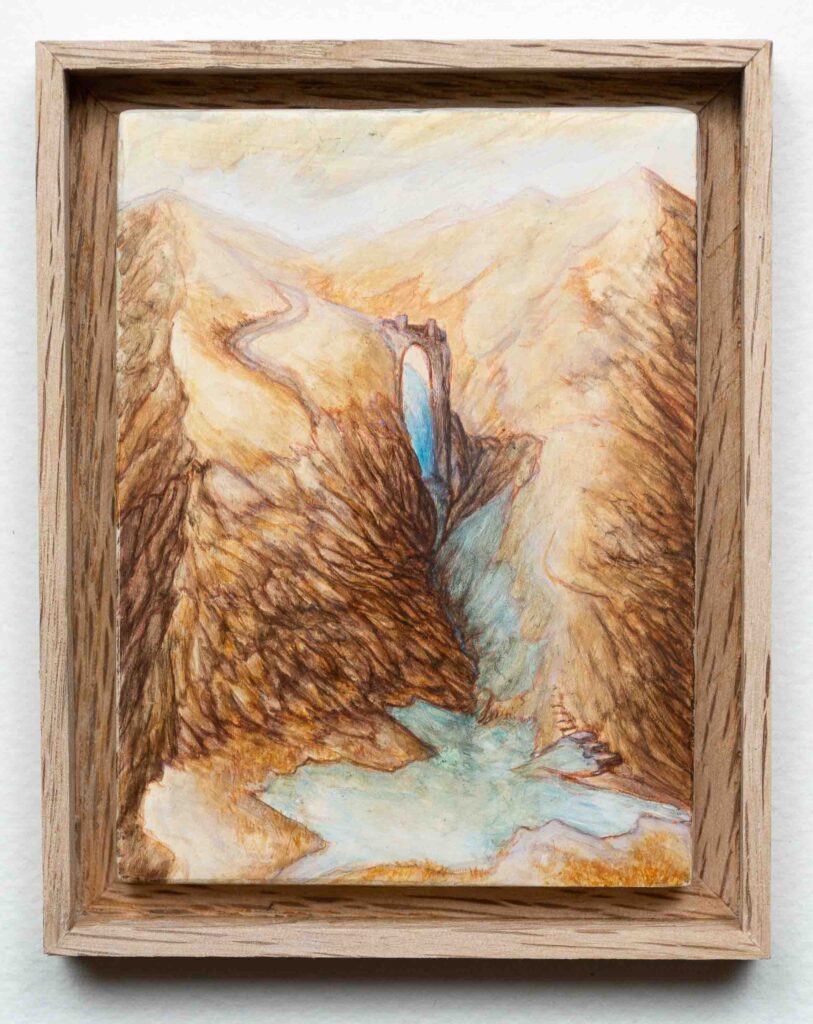 forteresse sur un pont entre deux montagne. une cascade de glace s'y écoule en-dessous. En contrebas, elle se jette dans un lac gelé. Couleurs ocres, fin d'automne