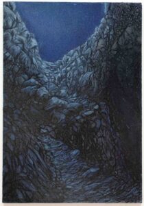 chemin de nuit vers un col, que des cailloux, lueur de la lune